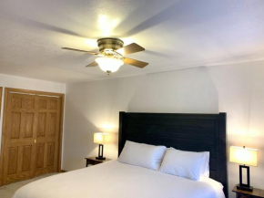 Bridge Inn Tomahawk - Suite 101, Kitchen, 1 Kind Size Bed, 2 Futons, Walkout, River View